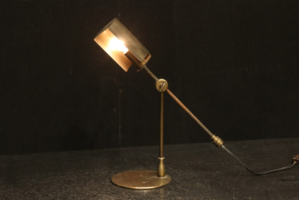 渋みある黄金色が時代感を漂わすデスクライト　DC8194