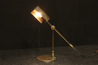 渋みある黄金色が時代感を漂わすデスクライト　DC8194
