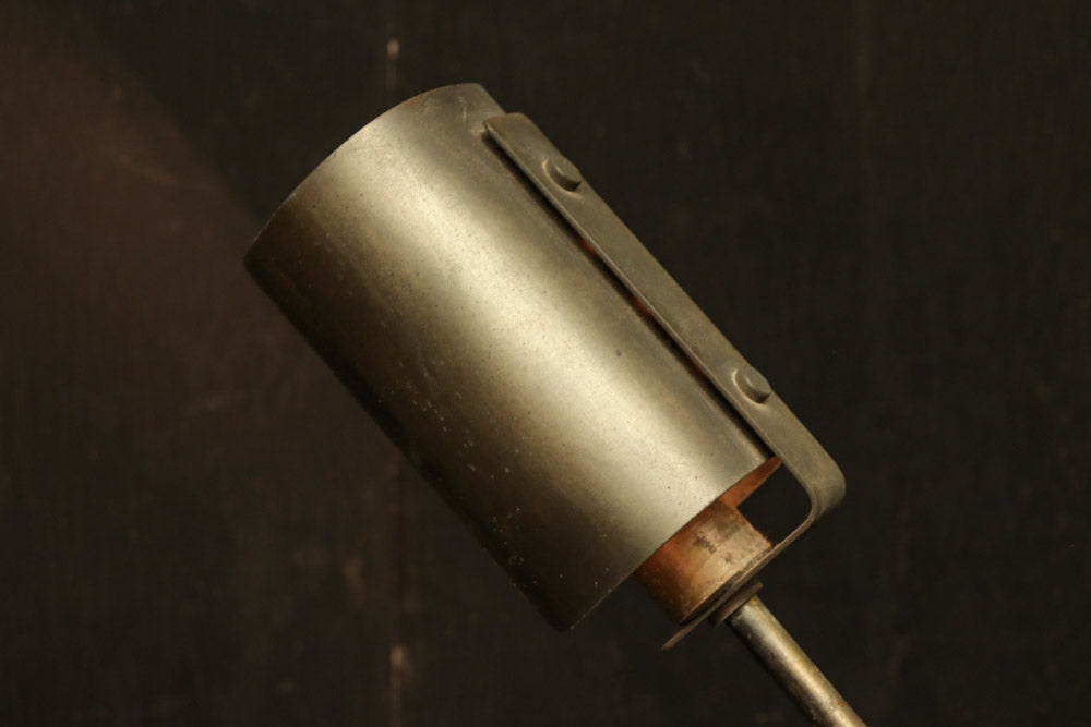 渋みある黄金色が時代感を漂わすデスクライト　DC8194