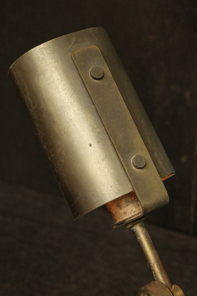 渋みある黄金色が時代感を漂わすデスクライト　DC8194