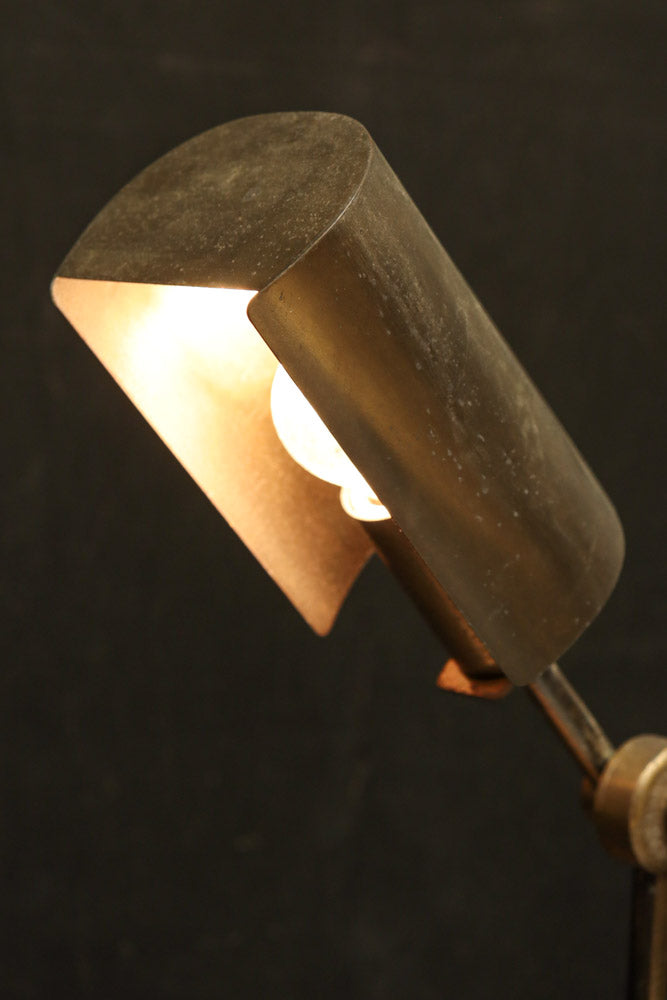 渋みある黄金色が時代感を漂わすデスクライト　DC8194