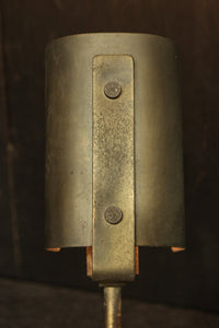 渋みある黄金色が時代感を漂わすデスクライト　DC8194