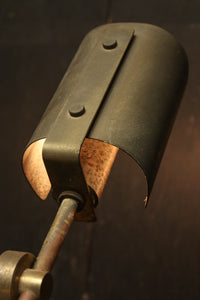 渋みある黄金色が時代感を漂わすデスクライト　DC8194