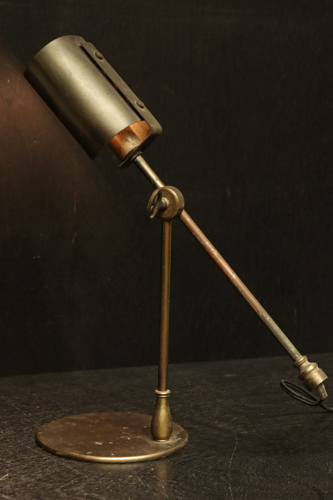 渋みある黄金色が時代感を漂わすデスクライト　DC8194