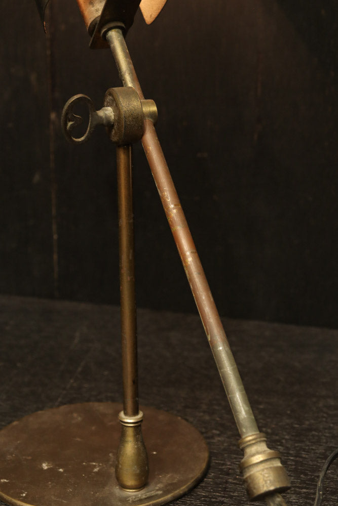 渋みある黄金色が時代感を漂わすデスクライト　DC8194