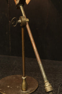 渋みある黄金色が時代感を漂わすデスクライト　DC8194