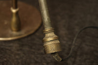 渋みある黄金色が時代感を漂わすデスクライト　DC8194