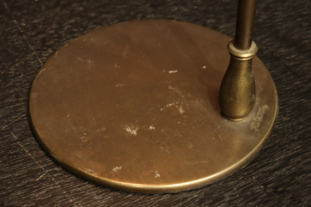 渋みある黄金色が時代感を漂わすデスクライト　DC8194