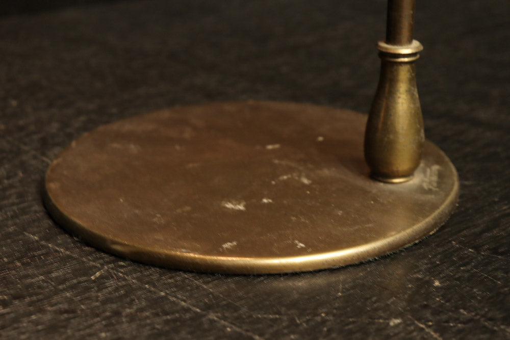 渋みある黄金色が時代感を漂わすデスクライト　DC8194