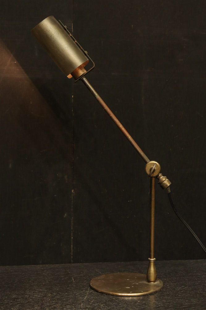 渋みある黄金色が時代感を漂わすデスクライト　DC8194