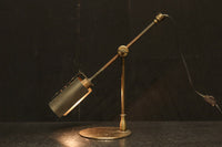 渋みある黄金色が時代感を漂わすデスクライト　DC8194