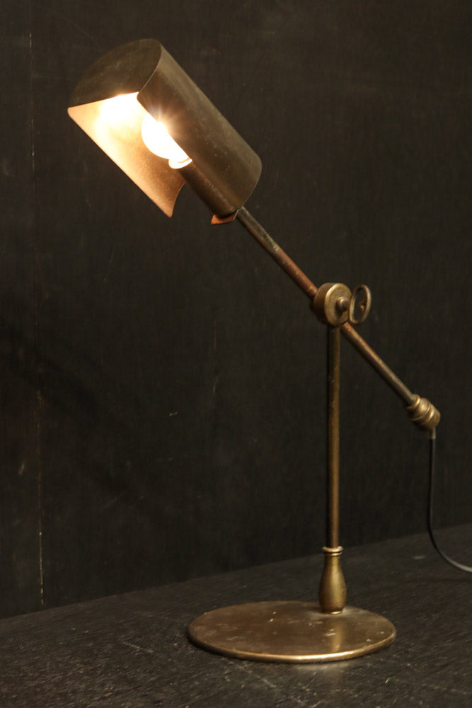 渋みある黄金色が時代感を漂わすデスクライト　DC8194