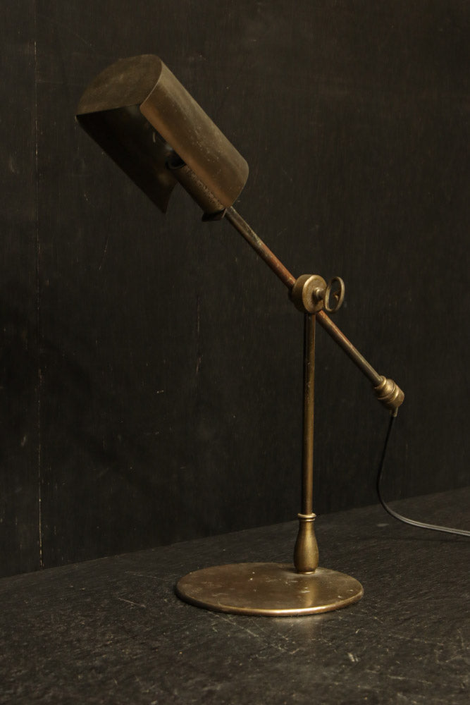 渋みある黄金色が時代感を漂わすデスクライト　DC8194