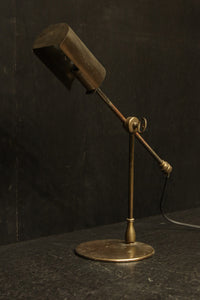 渋みある黄金色が時代感を漂わすデスクライト　DC8194