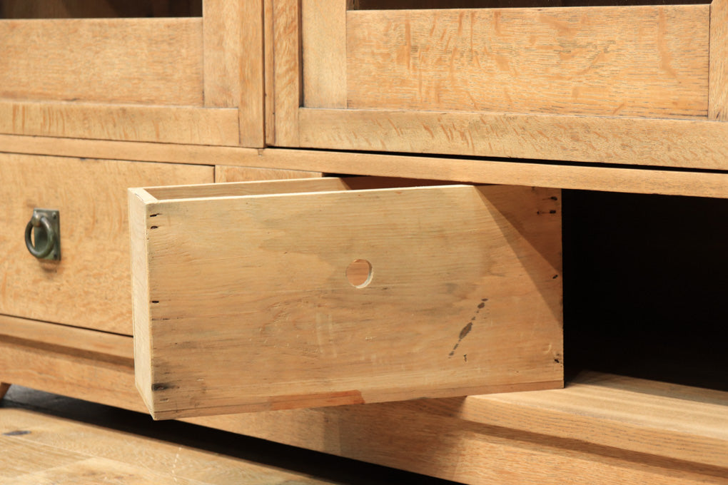 木地色で空間が華やぐ観音扉のオーク作りのレトロ本箱　BB1359