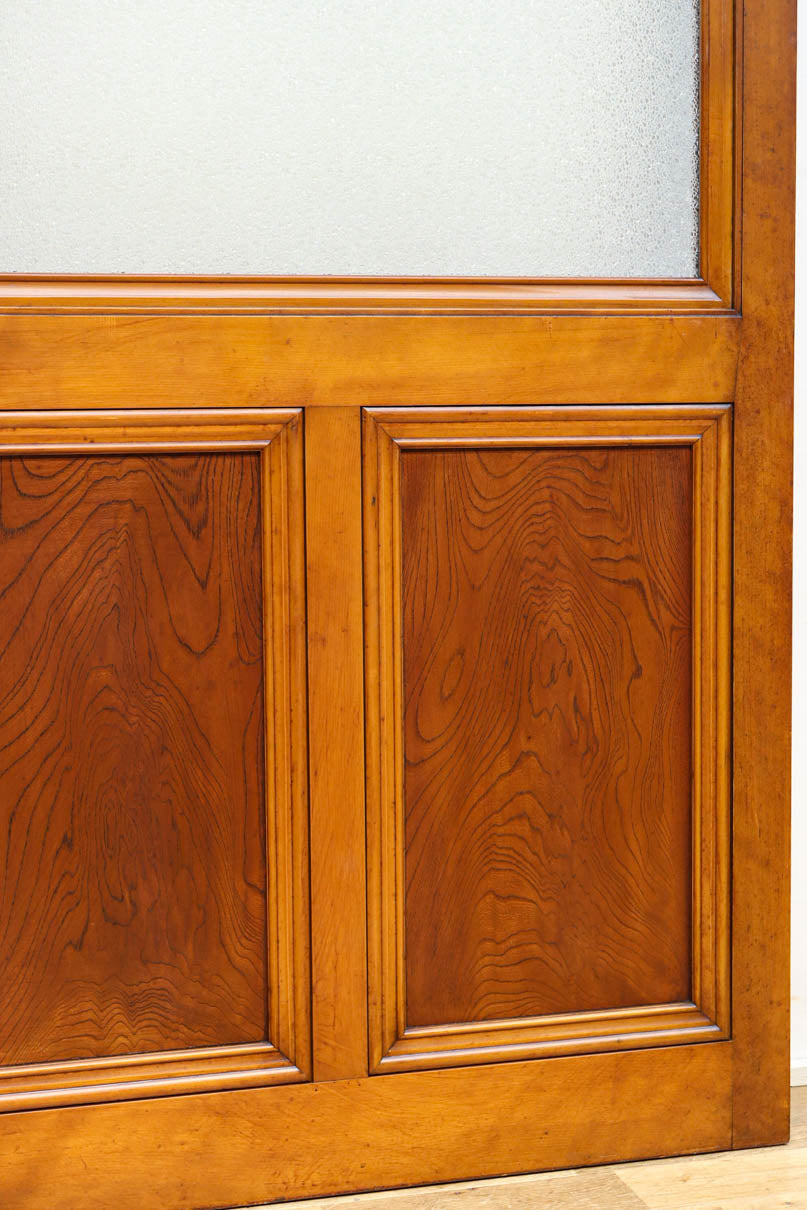 幅878ミリ　大判ガラスで明るく重厚な佇まいのガラス戸　F8587　在庫2枚