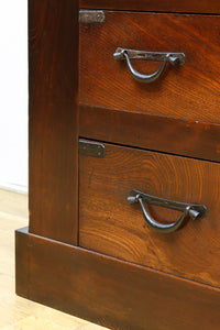 収納力抜群!! 時間を経た重厚感が素晴らしい収納箪笥　BB3141