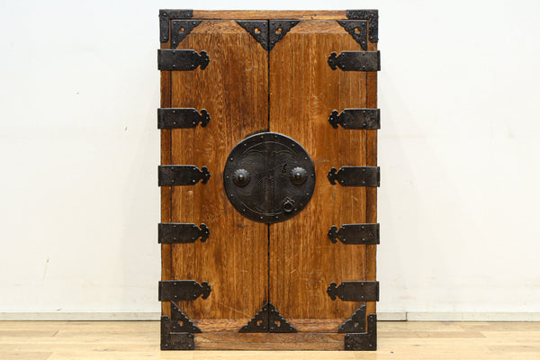 歴史を重ねた風格が趣きのある総桐観音扉帳場箪笥　BB3213