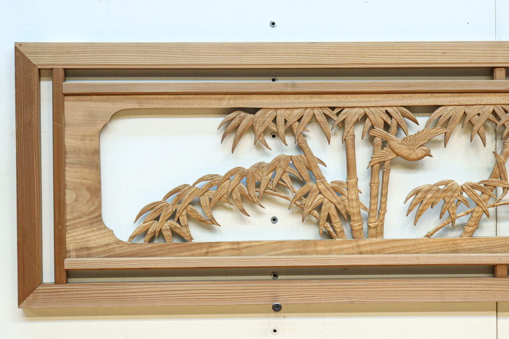 竹雀の風景が窓絵風に品良く彫り描かれた井波彫刻欄間 EZ2617ab