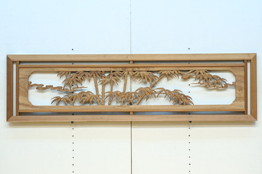 竹雀の風景が窓絵風に品良く彫り描かれた井波彫刻欄間 EZ2617ab