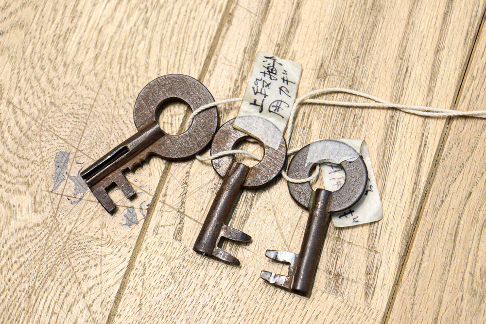 稀少サイズ!! 鶴亀の豪華装飾金具で華やかな面持ちをした庄内箪笥　BB3313