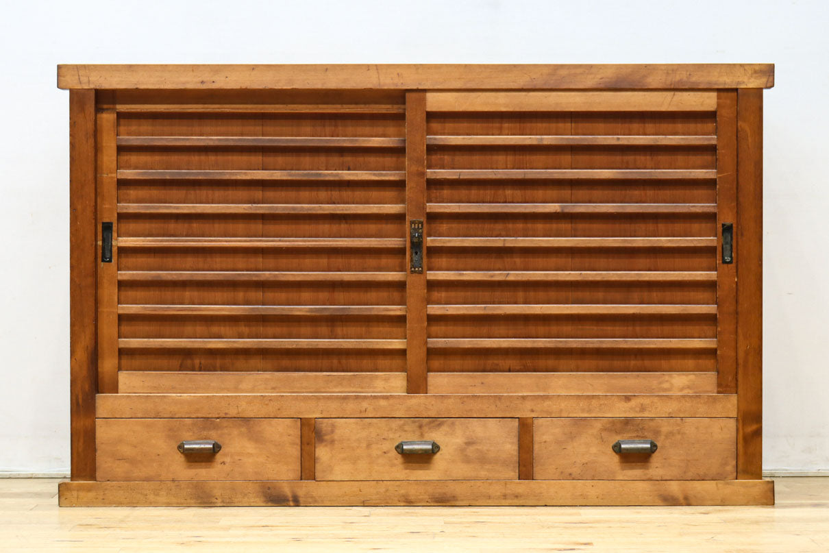 横桟使いの味わい溢れる木地色の収納箪笥　BB3318