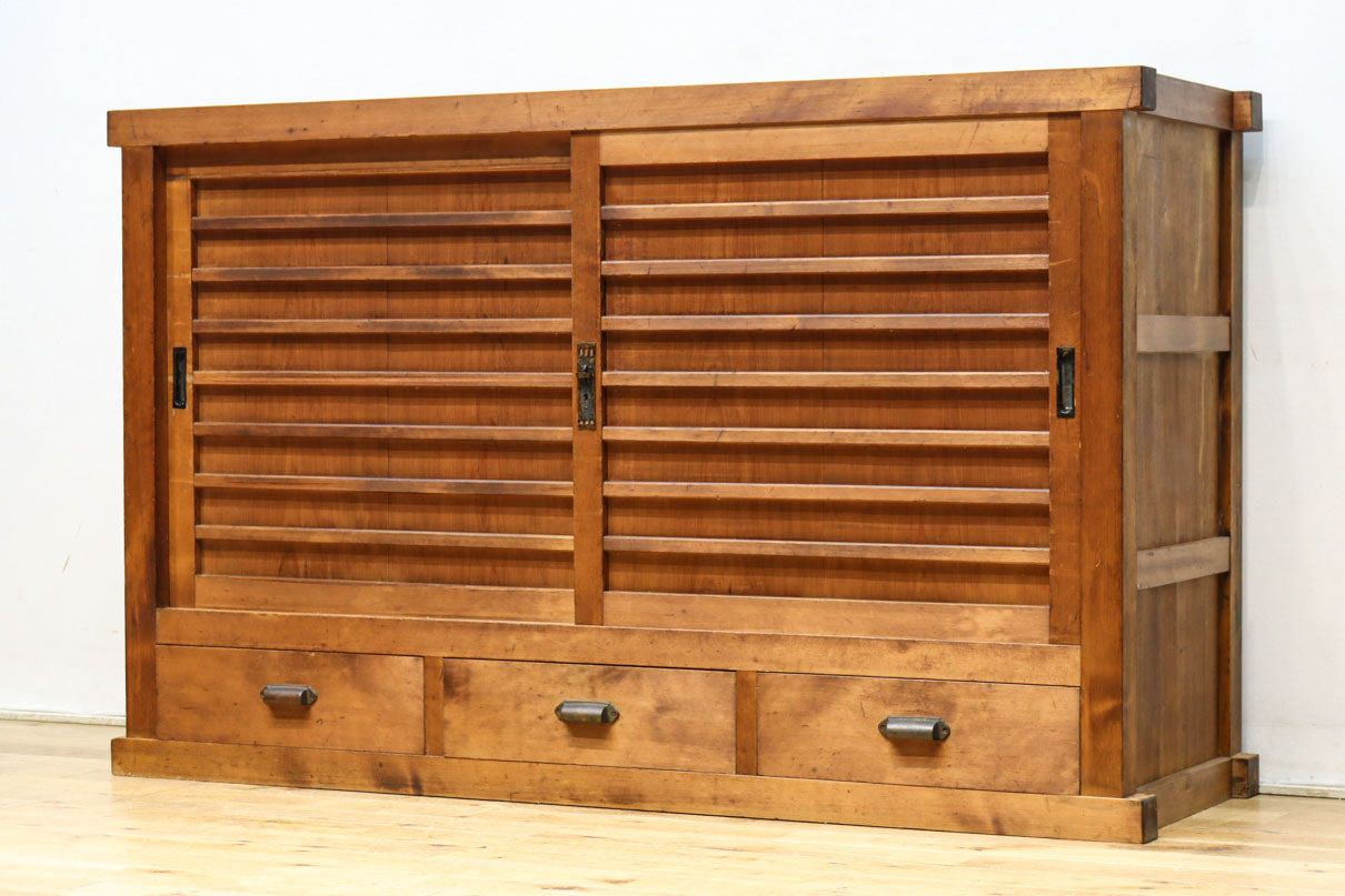 横桟使いの味わい溢れる木地色の収納箪笥　BB3318