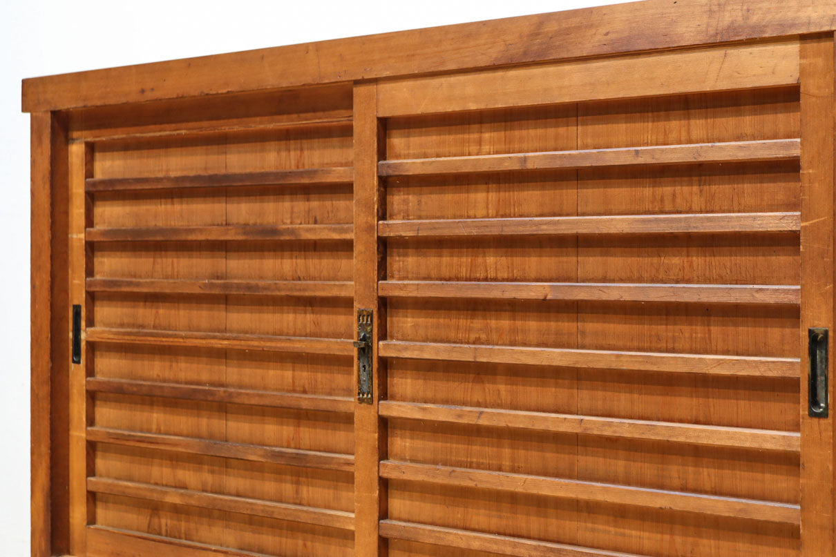 横桟使いの味わい溢れる木地色の収納箪笥　BB3318