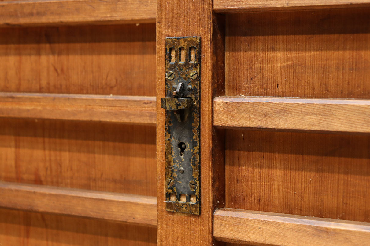 横桟使いの味わい溢れる木地色の収納箪笥　BB3318