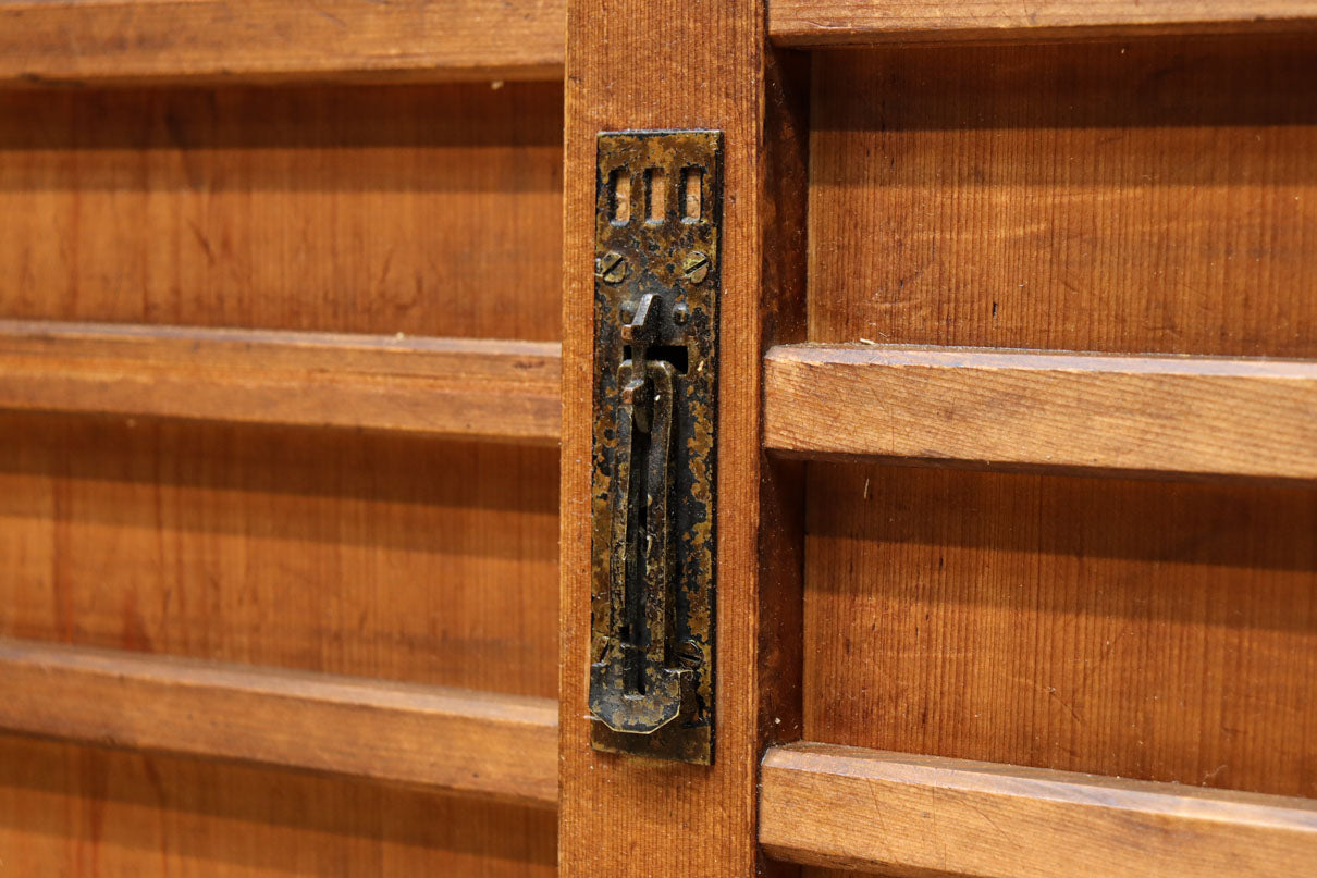 横桟使いの味わい溢れる木地色の収納箪笥　BB3318