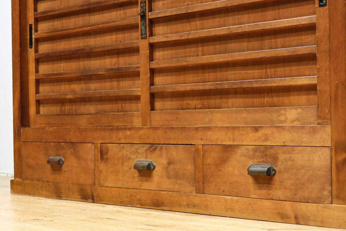 横桟使いの味わい溢れる木地色の収納箪笥　BB3318