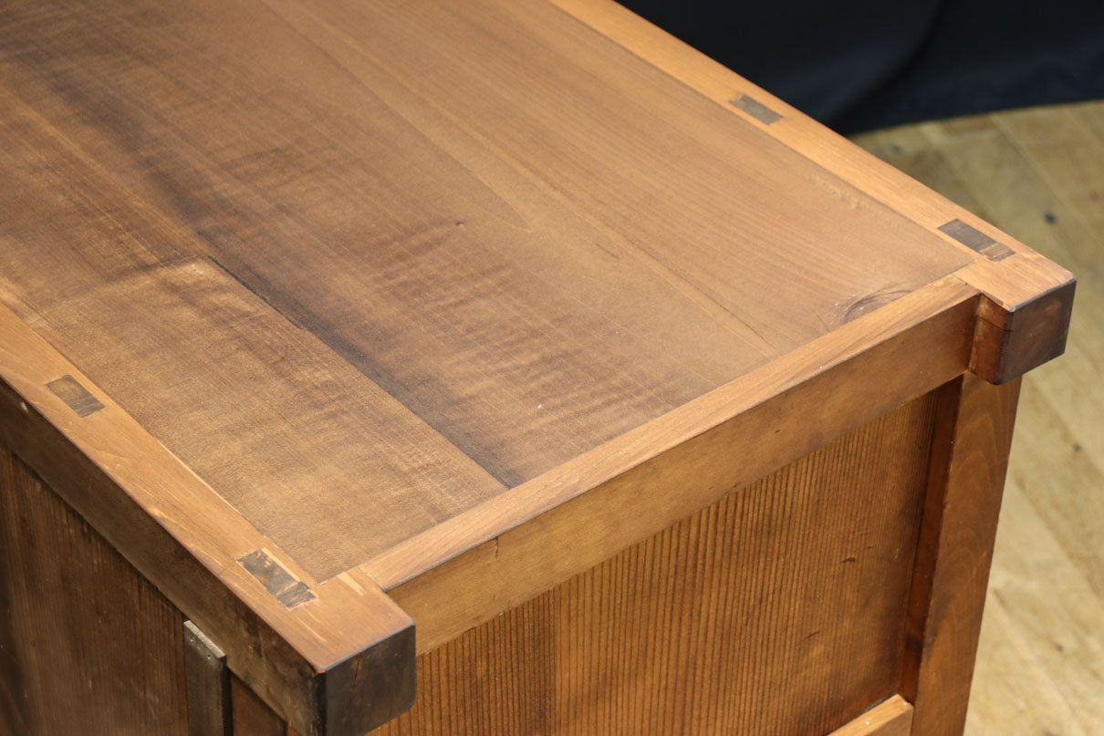 横桟使いの味わい溢れる木地色の収納箪笥　BB3318