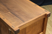 横桟使いの味わい溢れる木地色の収納箪笥　BB3318