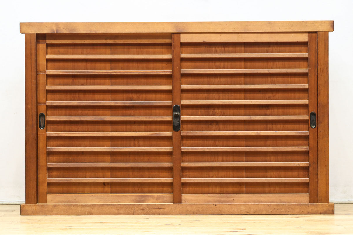 稀少幅1380ミリ自然美ある杢目の落ち着いた横桟造りの収納箪笥　BB3319