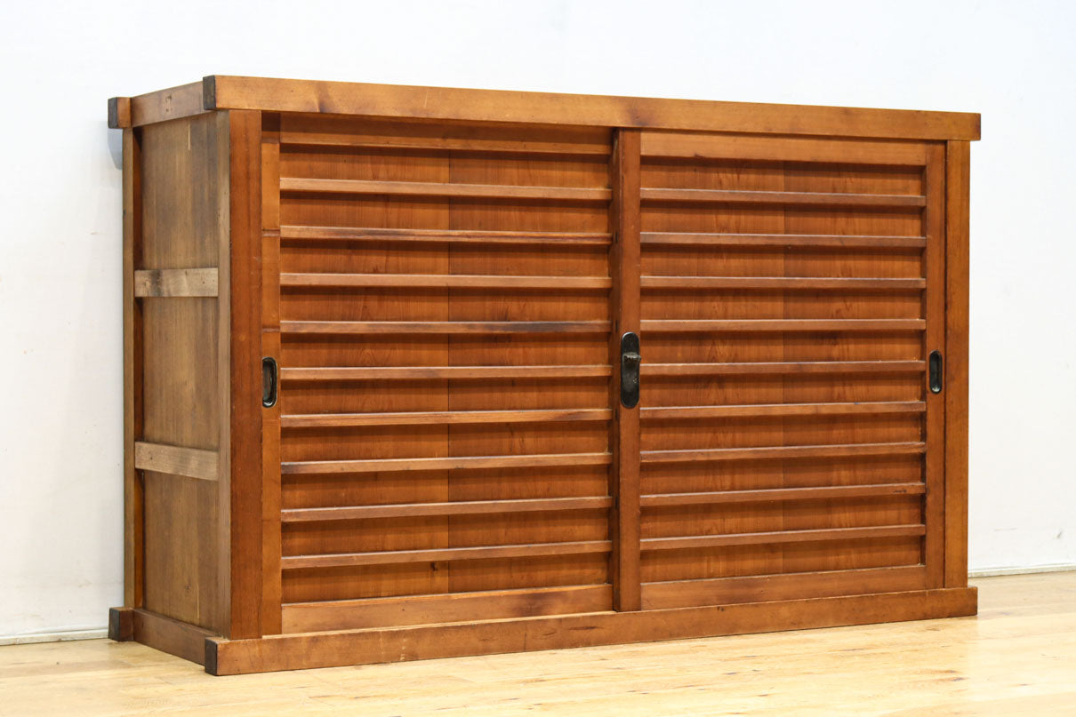 稀少幅1380ミリ自然美ある杢目の落ち着いた横桟造りの収納箪笥　BB3319