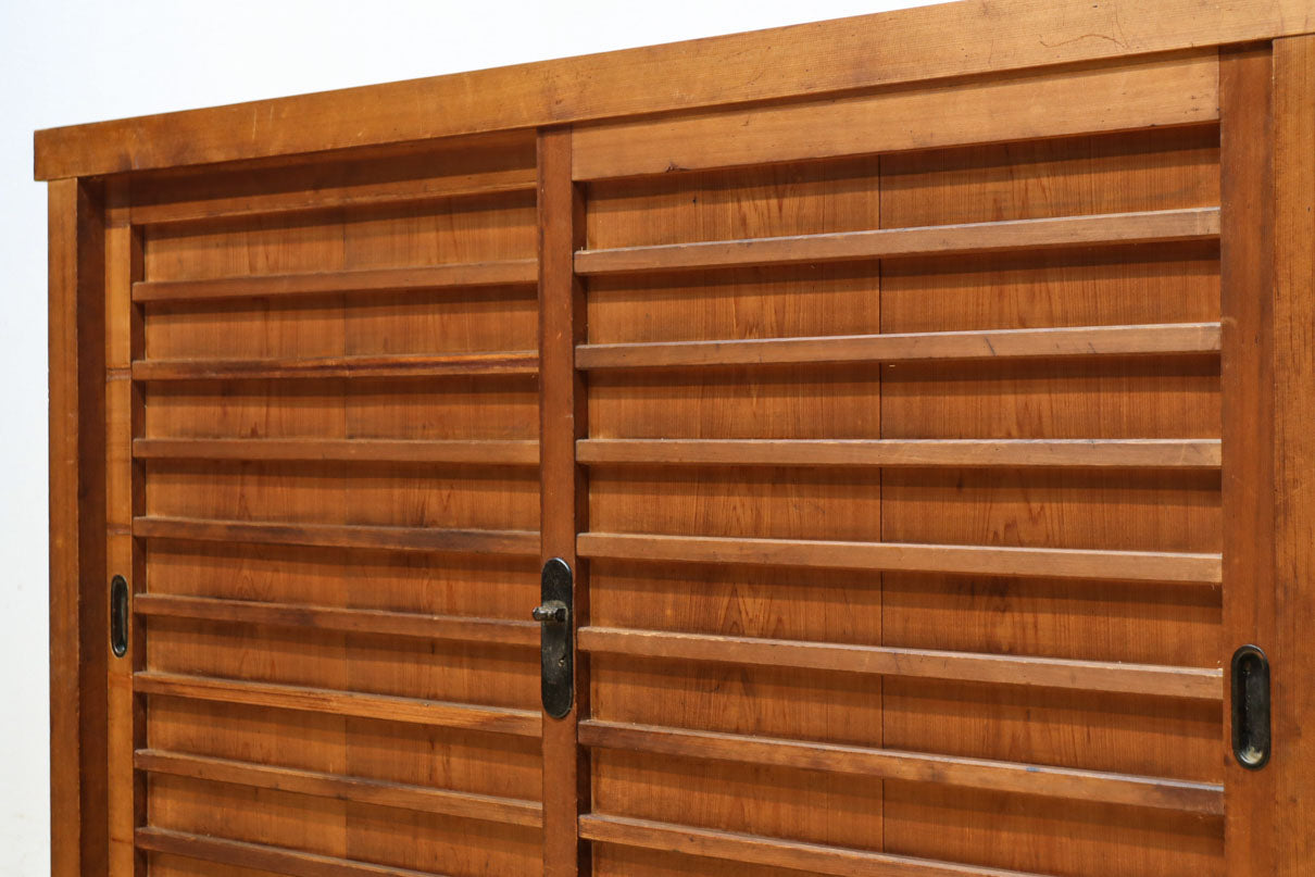 稀少幅1380ミリ自然美ある杢目の落ち着いた横桟造りの収納箪笥　BB3319