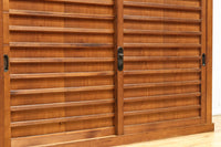 稀少幅1380ミリ自然美ある杢目の落ち着いた横桟造りの収納箪笥　BB3319