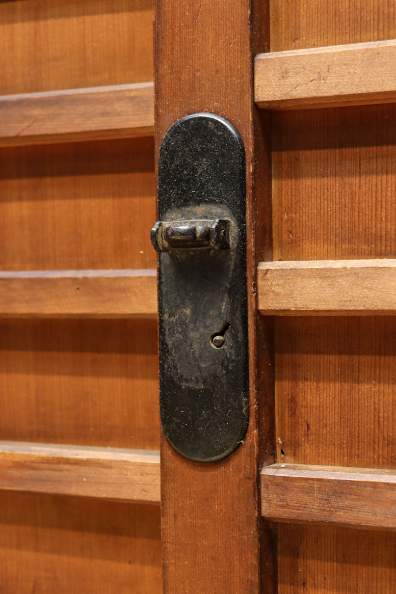 稀少幅1380ミリ自然美ある杢目の落ち着いた横桟造りの収納箪笥　BB3319