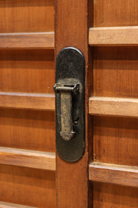 稀少幅1380ミリ自然美ある杢目の落ち着いた横桟造りの収納箪笥　BB3319