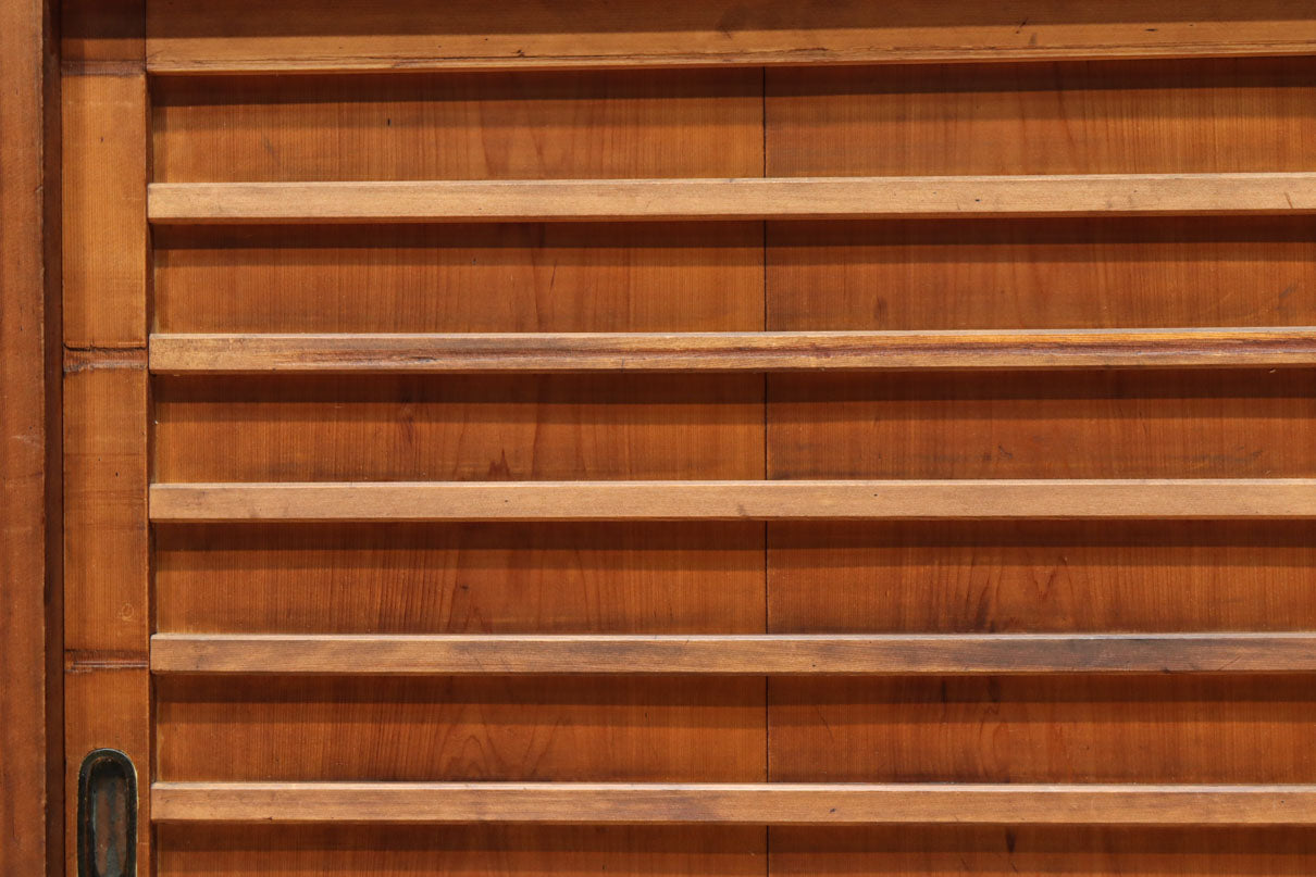 稀少幅1380ミリ自然美ある杢目の落ち着いた横桟造りの収納箪笥　BB3319