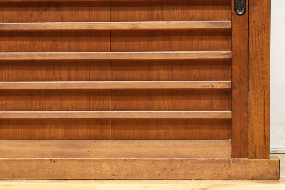 稀少幅1380ミリ自然美ある杢目の落ち着いた横桟造りの収納箪笥　BB3319