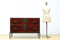 美しい光沢を放つアイアンフレーム付き最上衣裳箪笥　BB3106