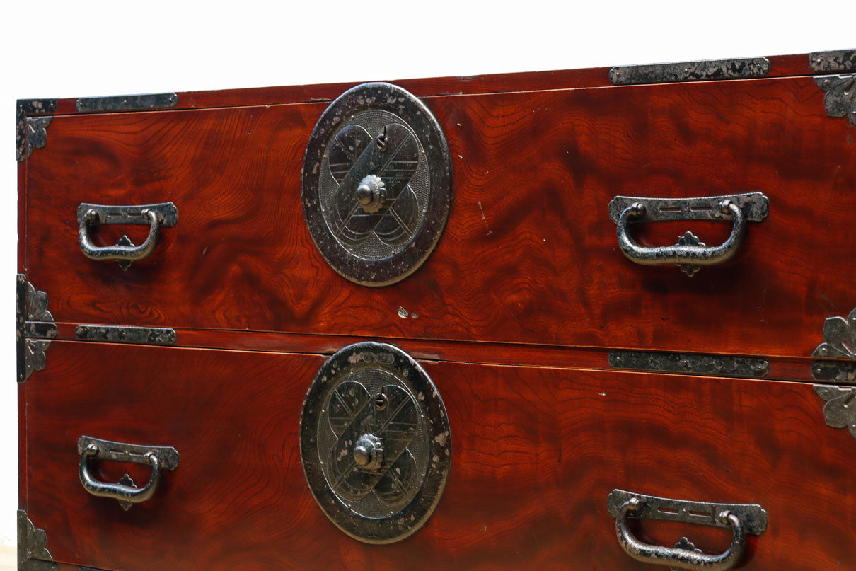 美しい光沢を放つアイアンフレーム付き最上衣裳箪笥　BB3106