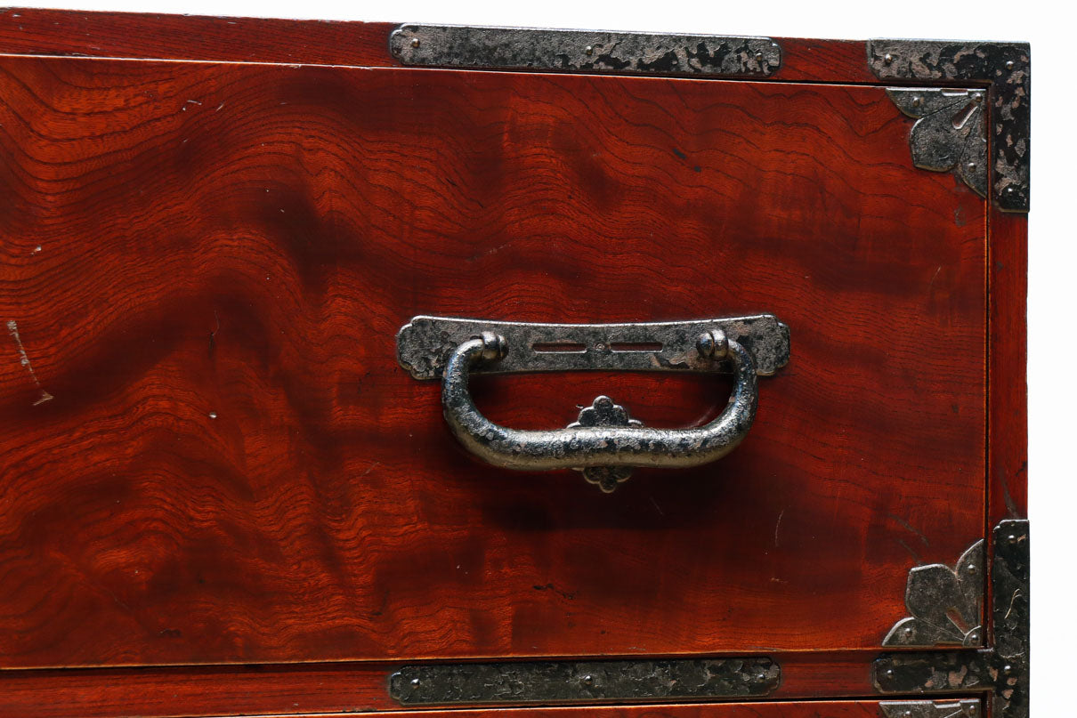 美しい光沢を放つアイアンフレーム付き最上衣裳箪笥　BB3106