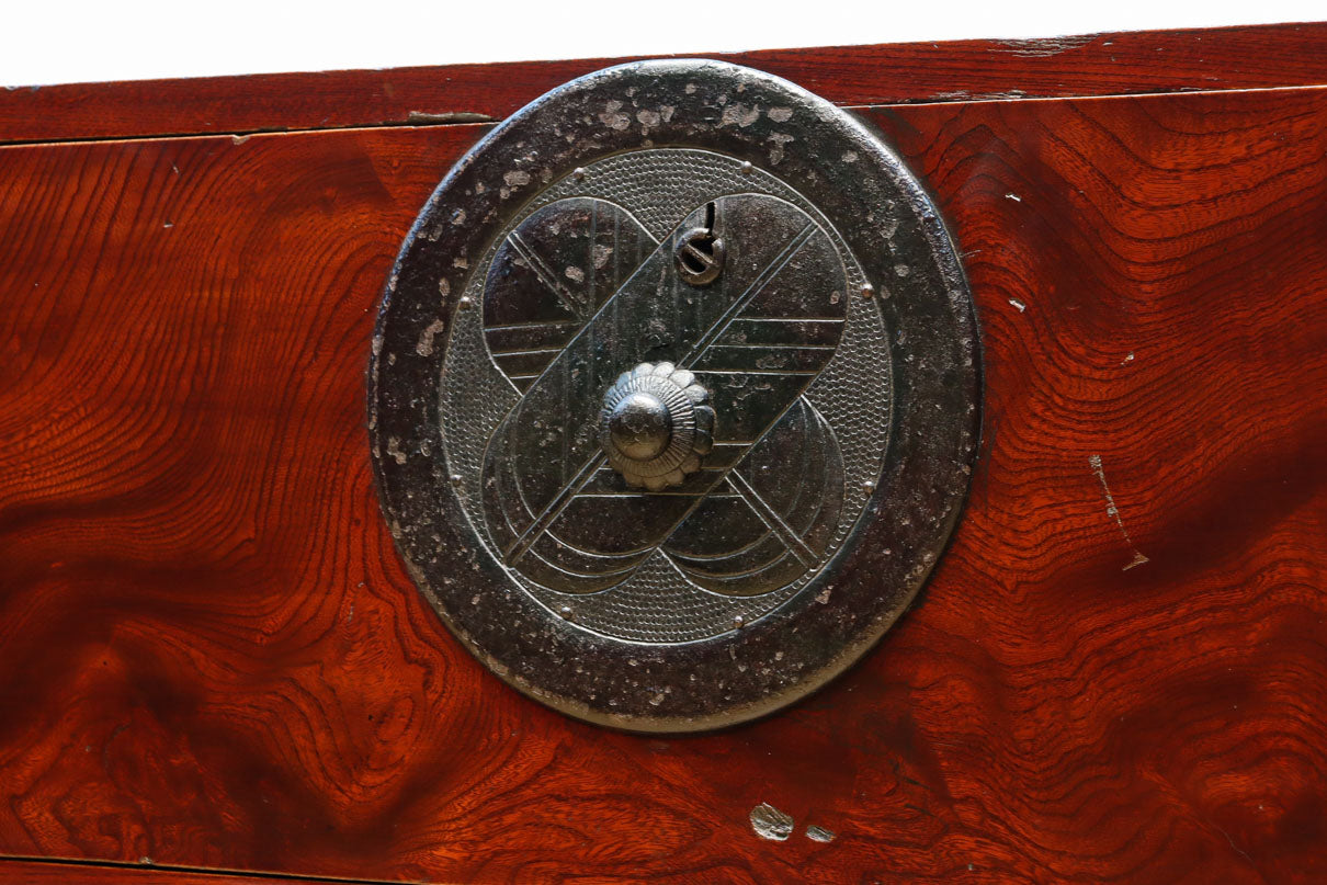 美しい光沢を放つアイアンフレーム付き最上衣裳箪笥　BB3106