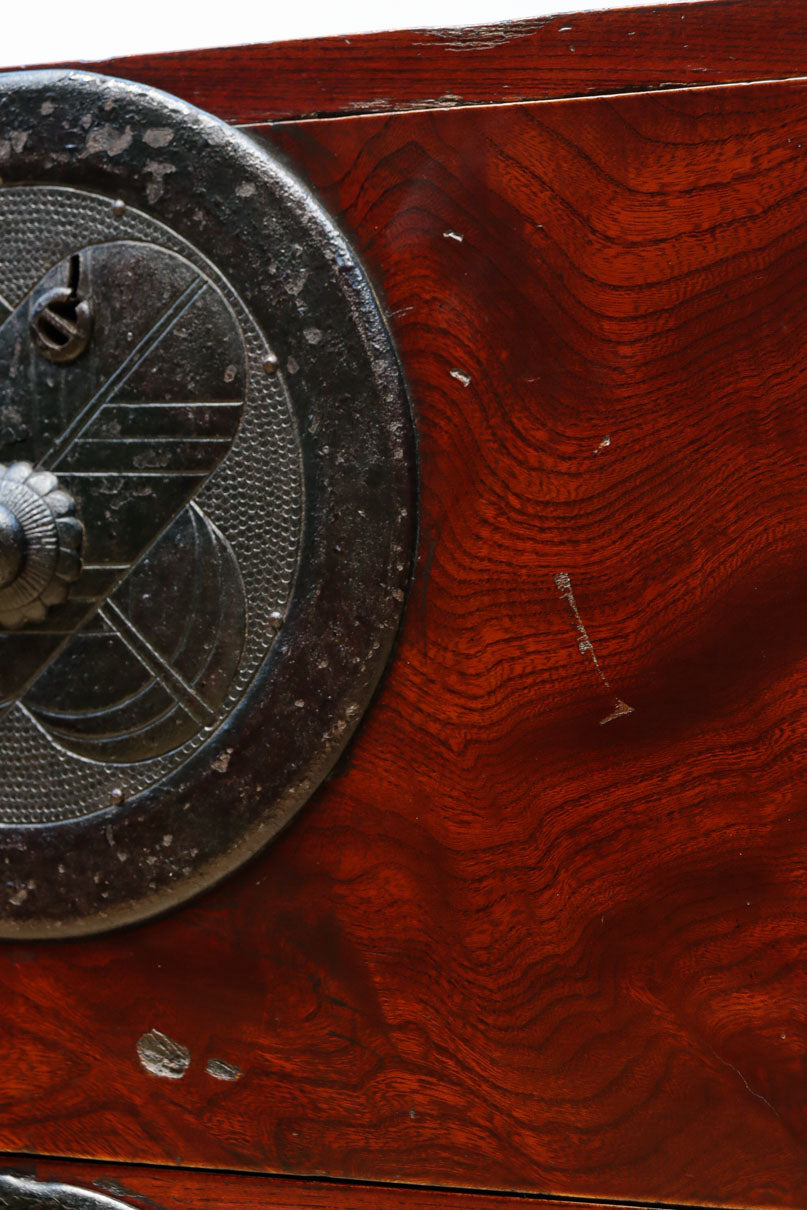 美しい光沢を放つアイアンフレーム付き最上衣裳箪笥　BB3106