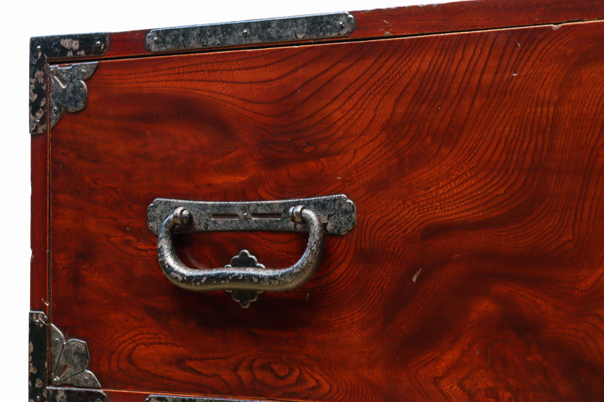 美しい光沢を放つアイアンフレーム付き最上衣裳箪笥　BB3106