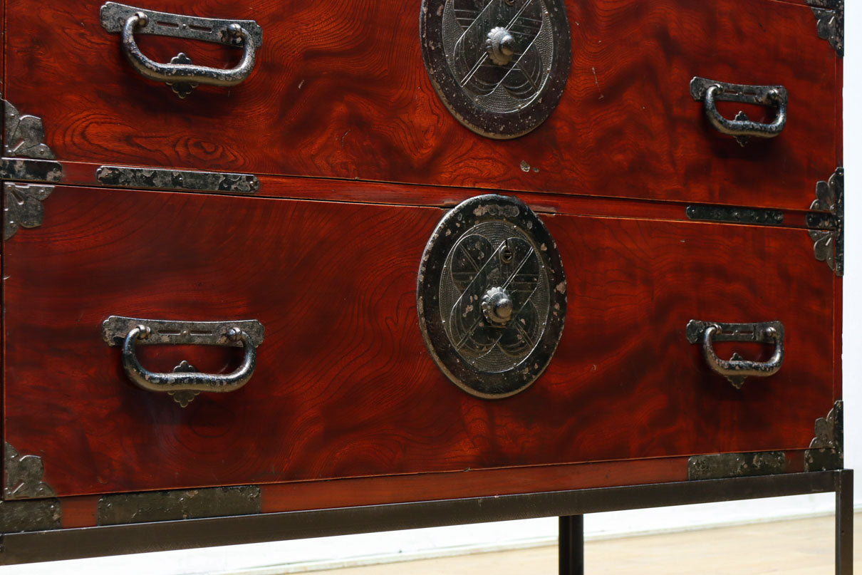 美しい光沢を放つアイアンフレーム付き最上衣裳箪笥　BB3106