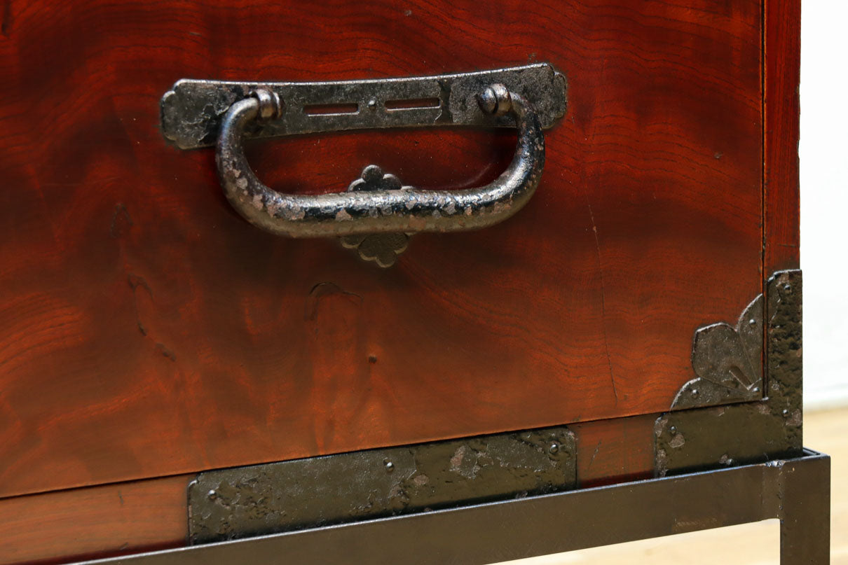 美しい光沢を放つアイアンフレーム付き最上衣裳箪笥　BB3106