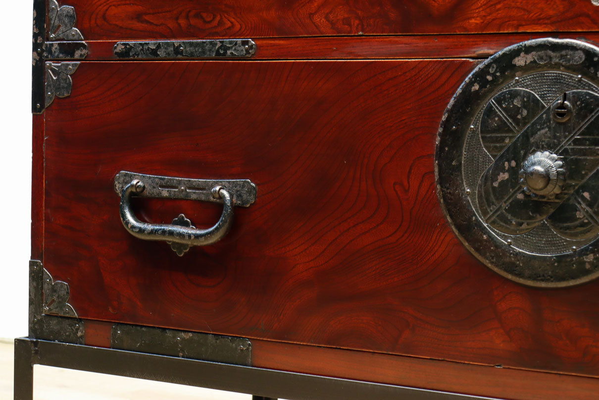 美しい光沢を放つアイアンフレーム付き最上衣裳箪笥　BB3106